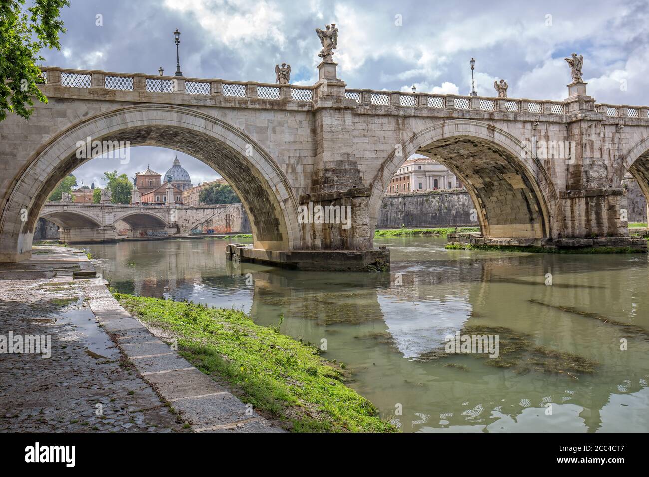 Malerische Aussicht auf den Tiber, die Sant`Angelo Brücke und Petersdom-Wahrzeichen von Rom, Italien.Ponte Sant’Angelo: Roms Engelsbrücke Stockfoto